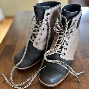 Sorel Black and Grayish/Tan Lace Wedge Boots